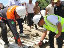 Penjagub Gorontalo, Hamka Hendra Noer, memeriksa aramco yang digunakan untuk saluran kanal banjir Tanggidaa, Sabtu (15/10/2022). (Foto : Ist/ Diskominfotik)