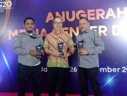 Mewakili Kepala Diskominfotik Provinsi Gorontalo, Masran Rauf, dua aparatur Diskominfotik Provinsi Gorontalo menerima penghargaan sebagai pengelola Media Center Daerah terbaik tingkat nasional tahun 2022. (Foto : Ist)