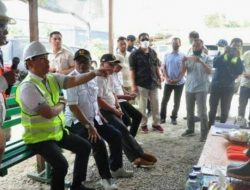 Penjagub Gorontalo, Hamka Hendra Noer (kedua kiri), meminta penjelasan dari konsultan terkait progres pekerjaan Jalan JA. Katili, Sabtu (15/10/2022). (Foto: Ist)