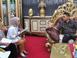 Seorang petugas (kiri), mengajukan pertanyaan kepada Penjagub Gorontalo, Hamka Hendra Noer, pada pendataan Regsosek di rumah jabatan Wagub Gorontalo, Sabtu (15/10/2022). (Foto : Ist)