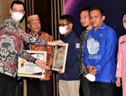 Deputi Reformasi Birokrasi Kemenpan-RB saat menyerahkan piagam penghargaan kepada Aparatur Sipil Negara (ASN) Provinsi Gorontalo pada kegiatan BerAKHLAK Award bertempat di Ballroom Hotel Aston,Jumat (14/10/2022). (Foto : Ist)