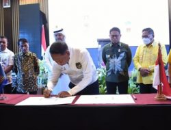 Botu 23 Menpora Zainudin Amali (tengah), menandatangani komitmen dan dukungan penyelenggaraan Asian Mini Football Championship 2023 di Provinsi Gorontalo pada penetapan tuan rumah serta peluncuran maskot dan logo di Hotel Aston, Kota Gorontalo, Jumat (16/9/2022). (Foto : Ist/ Haris)