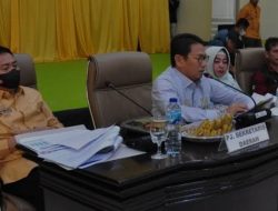 Botu 24 Penjagub Gorontalo, Hamka Hendra Noer (kedua kiri), memimpin Rakorev Triwulan III tahun anggaran 2022 di aula Kantor Bupati Pohuwato, Kamis (13/10/2022). (Foto:Ist)