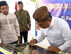 Botu 24 Penjagub Gorontalo, Hamka Hendra Noer (kanan), menandatangani prasasti peresmian RKB santri putri Pesantren Al-Islam di Kecamatan Telaga Biru, Kabupaten Gorontalo, Jumat (16/9/2022). (Foto:Ist/ Diskominfotik)