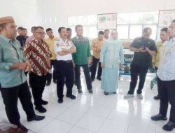 Botu 25 Penjagub Gorontalo, Hamka Hendra Noer berbincang-bincang dengan sejumlah guru di SMK Negeri 1 Marisa, usai meninjau ruang praktik dan peralatan untuk jurusan TKRO, Kabupaten Pohuwato, Kamis (13/10/2022). (Foto:Ist/ Diskominfotik)