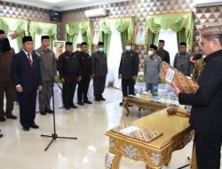 Botu 25 Penjagub Gorontalo, Hamka Hendra Noer (kanan), lantik Penjabat Sekdaprov Syukri J. Botutihe, di aula rumah jabatan Wagub Gorontalo, Jumat (16/9/2022). (Foto :Ist/ Diskominfotik)