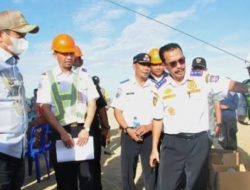 Kadis Perhubungan, Jamal Nganro (kanan), menjelaskan pekerjaan pembangunan Bandara Pohuwato kepada Penjagub Gorontalo, Hamka Hendra Noer (kiri), pada peninjauan pekerjaan di Desa Imbodu, Kecamatan Randangan, Kabupaten Pohuwato, Kamis (13/10/2022). (Foto:Ist/ Diskominfotik)