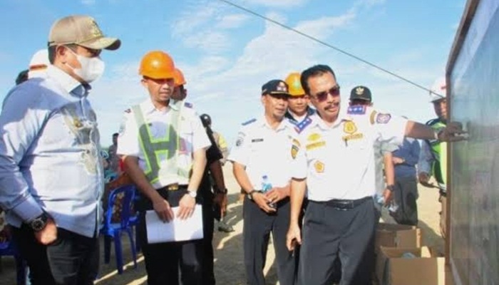 Kadis Perhubungan, Jamal Nganro (kanan), menjelaskan pekerjaan pembangunan Bandara Pohuwato kepada Penjagub Gorontalo, Hamka Hendra Noer (kiri), pada peninjauan pekerjaan di Desa Imbodu, Kecamatan Randangan, Kabupaten Pohuwato, Kamis (13/10/2022). (Foto:Ist/ Diskominfotik)