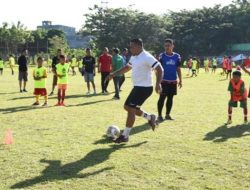 Botu 27 Firman Utina (tengah), melatih 200 siswa SSB se Provinsi Gorontalo pada Festival Grassroot U-12 di Stadion Merdeka, Kota Gorontalo, Jumat (16/9/2022). (Foto : Ist/ Haris)