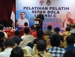 Botu 28 Menpora Zainudin Amali ketika memberikan sambutan pada kegiatan Pelatihan Pelatih Lisensi C AFC Diploma, yang berlangsung di Ballroom Hotel Damhil Kota Gorontalo, Kamis (15/9/2022). (Foto: Ist/ Diskominfotik)