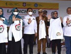 Botu 29 Penjagub Hamka Hendra Noer didampingi Ketua TP-PKK Provinsi Gorontalo dr. Gamaria Monoarfa saat launching Program One Day One Egg atau satu hari satu telur mulai dijalankan di Desa Ibarat, Kecamatan Anggrek, Kabupaten Gorontalo Utara, di Lapangan Ilangata, Selasa (11/10/2022). (Foto :Ist/Diskominfotik)