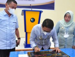 Penjabat Gubernur Gorontalo, Hamka Hendra Noer saat menandatangani prasasti peresmian Sunrise Hotel’s & Homestay di Kecamatan Marisa, Kabupaten Pohuwato, Kamis (13/10/2022). (Foto: Ist)
