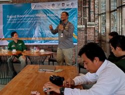 Botu 31 Kepala Dinas Kominfo dan Statistik (Diskominfotik) Provinsi Gorontalo, Masran Rauf, saat menjadi pembicara pada Rapat Koordinasi Media Massa terkait Reksoses yang dilaksanakan oleh BPS Provinsi Gorontalo, Selasa (11/10/2022). (Foto:Ist/ Diskominfotik)