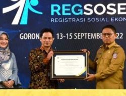 Botu 31 Penjabat Gubernur Gorontalo Hamka Hendra Noer saat menyerahkan Pernyataan Dukungan kepada Kepala BPS Provinsi Gorontalo Mukhamad Mukhanif pada Rapat Koordinasi Daerah Pendataan Awal REGSOSEK Provinsi Gorontalo Tahun 2022 di Hotel Maqna, Kota Gorontalo, Selasa (13/9/2022). (Foto: Ist/ Diskominfotik).