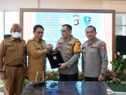 Penjagub Hamka Hendra Noer didampingi Kapusdokkes Polri dan Kadis PUPR menyerahkan naskah perjanjian hibah kepada Kapolda Gorontalo pada Soft Opening Rumah Sakit Bhayangkara Tingkat III Gorontalo, Senin (10/10/2022). (Foto:Ist/Diskominfotik)