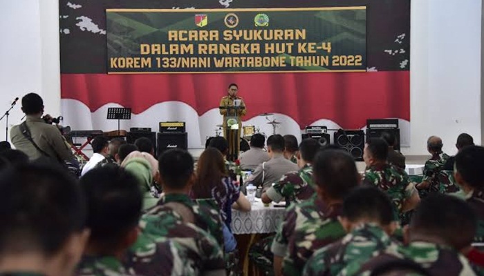 Penjabat Gubernur Gorontalo Hamka Hendra Noer memberikan sambutan pada acara syukuran HUT ke 4 Korem 133 / Nani Wartabone, Selasa (13/9/2022). (Foto:Ist/ Diskominfotik)