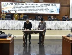 Botu 34 Penandatanganan nota kesepakatan KUA-PPAS perubahan APBD Provinsi Gorontalo tahun anggaran 2022, oleh Penjabat Gubernur Hamka Hendra Noer dengan Ketua DPRD Paris RA Jusuf, pada Rapat Paripurna istimewa DPRD Provinsi Gorontalo ke-91, Senin (12/9/2022). (Foto:Ist/ Diskominfotik)