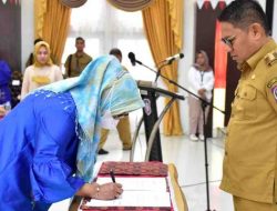 Botu 36 Penandatanganan pelantikan oleh Ketua FORIKAN Provinsi Gorontalo drg. Gamaria Monoarfa disaksikan Penjabat Gubernur Gorontalo, Senin (12/9/2022). (Foto:Ist/ Diskominfotik)