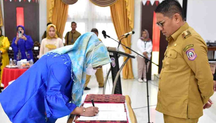 Penandatanganan pelantikan oleh Ketua FORIKAN Provinsi Gorontalo drg. Gamaria Monoarfa disaksikan Penjabat Gubernur Gorontalo, Senin (12/9/2022). (Foto:Ist/ Diskominfotik)