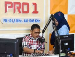 Penjagub Gorontalo, Hamka Hendra Noer ketika akan membaca warta sore di Studio Pro 1 RRI Gorontalo, Ahad (11/9/2022). (Foto:Ist/ Diskominfotik)