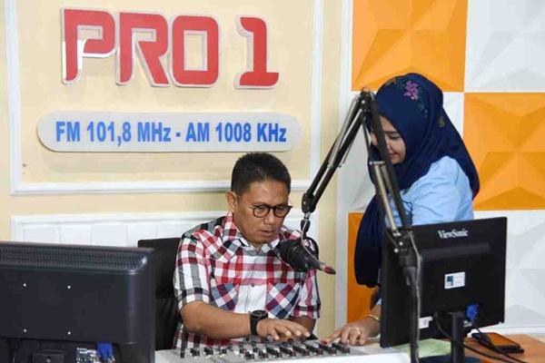 Penjagub Gorontalo, Hamka Hendra Noer ketika akan membaca warta sore di Studio Pro 1 RRI Gorontalo, Ahad (11/9/2022). (Foto:Ist/ Diskominfotik)