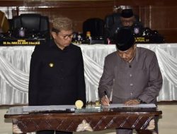 Botu 4 Penjabat Gubernur Gorontalo Hamka Hendra Noer dan Ketua DPRD Provinsi Gorontalo, Paris Jusuf ketika menandatangani dokumen persetujuan Ranperda APBD Tahun 2023, Senin (26/9/2022). (Foto: Ist/ Diskominfotik)
