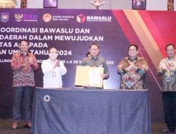 Botu 44 Penjagub Gorontalo, Hamka Hendra Noer, ketika menandatangani pakta integritas tentang menegakkan netralitas ASN pada Pemilu 2024, Selasa (27/9/2022) di Bali. (Foto : Ist)