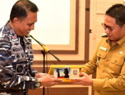 Botu 5 Penjagub Hamka Hendra Noer ketika menyerahkan plakat kepada Danlantamal VIII Manado, Laksamana Pertama TNI Nouldy J. Tangka bersama jajarannya yang berkunjung ke Provinsi Gorontalo, Selasa (25/10/2022). (Foto: Ist/Diskominfotik)