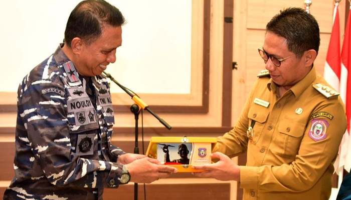 Penjagub Hamka Hendra Noer ketika menyerahkan plakat kepada Danlantamal VIII Manado, Laksamana Pertama TNI Nouldy J. Tangka bersama jajarannya yang berkunjung ke Provinsi Gorontalo, Selasa (25/10/2022). (Foto: Ist/Diskominfotik)