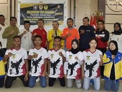 Penjagub Gorontalo Hamka Hendra Noer berfoto bersama 12 karateka perwakilan Provinsi Gorontalo yang akan mengikuti Kejuaraan Nasional (Kejurnas) Federasi Olahraga Karate-Do Indonesia (FORKI) di Padang, Sumatera Barat, Minggu (25/9/2022). (Foto: Ist)