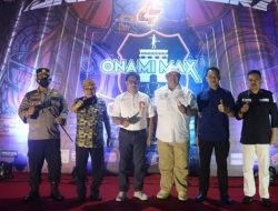Penjabat Gubernur Hamka Hendra Noer dan Ketua Onami Max Bone Bolango, Kris Wartabone bersama undangan lain melakukan foto bersama disela-sela anniversary ke empat tahun Onami Max Bone Bolango di lapangan Buludawa, Suwawa, Kabupaten Bone Bolango, Sabtu (24/9/2022). (Foto : Ist/ Diskominfotik)