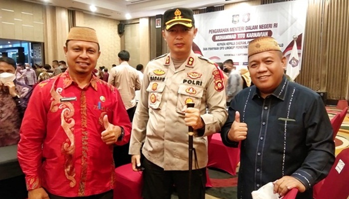 Ketua DPRD Kabupaten Gorontalo, Syam T Ase (ujung kanan) saat foto bersama dengan Sekda Roni Sampir (ujung kiri) dan Kapolres Gorontalo AKBP Dadang Wijaya (tengah) di sela kegiatan pertemuan dengan Mendagri. (Foto: Ist/Humas)