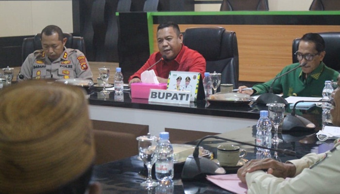 Ketua DPRD Kabupaten Gorontalo, Syam T. Ase saat menjadi pembicara dalam acara dialog ‘Merawat Kemerdekaan dan Persaudaraan’. (Foto: Ist)