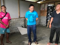 Anggota DPRD Kabupaten Gorontalo, Jayusdi Rivai (tengah) saat melakukan monitoring pekerjaan bantuan rumah di Kelurahan Hutuo. (Foto: Ist)