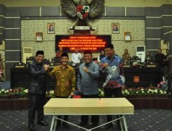 Pimpinan DPRD dan Bupati Gorontalo, Nelson Pomalingo usai melakukan tanda tangan nota kesepakatan KUA PPAS APBD 2023. (Foto: Ist)