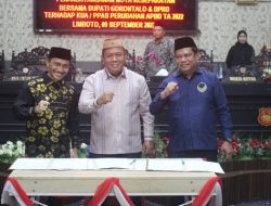 Pimpinan DPRD dan Bupati Gorontalo saat foto bersama seusai menandatangani KUA PPAS-APBD-P 2022, jumat malam kemarin. (Foto: Ist: Humas)