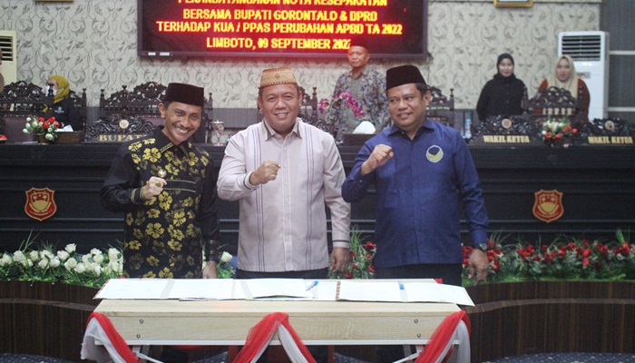 Pimpinan DPRD dan Bupati Gorontalo saat foto bersama seusai menandatangani KUA PPAS-APBD-P 2022, jumat malam kemarin. (Foto: Ist: Humas)