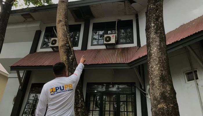 Kondisi plafon luar bangunan gedung Dinas PUPR nampak terlihat rusak. (Foto: Ist)