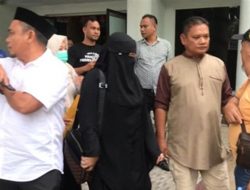 Anggota DPRD Kabupaten Gorontalo saat mendampingi Ifana Abdulrahman menuju mobil seusai bertemu dengan pimpinan DPRD beberapa hari lalu. (Foto: Ist)