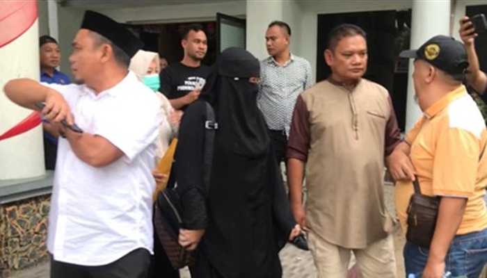 Anggota DPRD Kabupaten Gorontalo saat mendampingi Ifana Abdulrahman menuju mobil seusai bertemu dengan pimpinan DPRD beberapa hari lalu. (Foto: Ist)