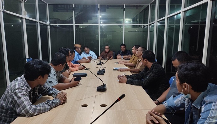 Suasana anggota DPRD saat melakukan rapat membahas aspirasi masyarakat. (Foto:Ist)