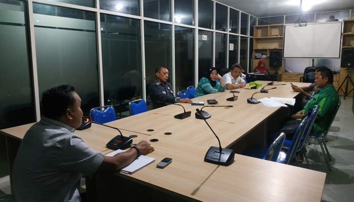 Suasana rapat Komisi ll dengan instansi terkait membahas izin depot air minum (Foto: Ist)