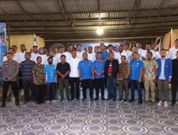 Ketua Fraksi PKS, Eman Mangopa dalam acara pelantikan Pengurus KNPI Kabupaten Gorontalo saat melakukan foto bersama dengan undangan lainnya. (Foto: Ist)