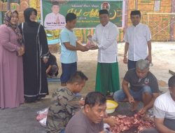 Ketua DPRD Kabupaten Gorontalo, Syam T Ase saat menyerahkan secara simbolis daging kurban, kepada salah seorang warga. (Foto: Ist)