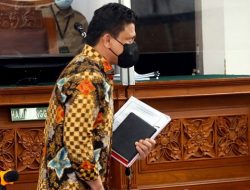 Pak Ferdy Sambo, terdakwa pembunuhan berencana, di ruang sidang PN Jaksel. Foto:Ist/Ricardo/JPNN