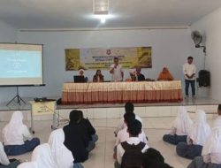 Anggota Komisi I DPRD Provinsi Gorontalo, Irwan Mamesah, memberikan sambutan pada kegiatan Recak Digital di aula SMA 1 Tapa, Bone Bolango, Selasa (8/11/2022). (Foto:Ist/Diskominfotik)