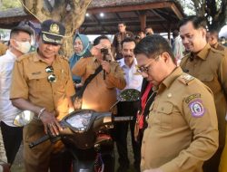 Penjagub Gorontalo, Hamka Hendra Noer, ketika memeriksa kondisi motor bercoolbox yang diserahkan kepada pemasar ikan, pada kegiatan temu nelayan dirangkaikan dengan penyerahan bantuan perikanan, Selasa (8/11/2022), di pantai Blue Marlin Kota Gorontalo. (Foto:Ist/Diskominfotik)