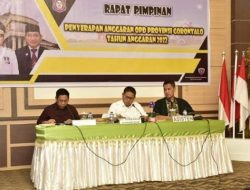 Penjagub Gorontalo, Hamka Hendra Noer didampingi Pj Sekda Prov Gorontalo, Syukri Botutihe dan Asisten III Iswanta saat memimpin Rapat Pimpinan bersama seluruh Pimpinan OPD di lingkup Pemprov Gorontalo, Selasa (8/11/2022) malam. (Foto:Ist/Diskominfotik)