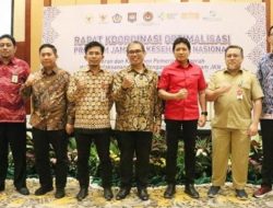Penjabat Sekda Syukri (kedua dari kiri) foto bersama dengan pembicara dari Kemenkeu, Kemendagri dan BPJS Kesehatan di di Flores Ballroom & Promenade Hotel Borobudur Jakarta, Senin (1/11/2022). (Foto: Ist)