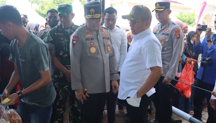 Penjagub Gorontalo, Hamka Hendra Noer bersama Kapolda Gorontalo, Irjen Pol Helmy Santika, saat memantau pelaksanaan Pasar Murah yang digelar Pemerintah Provinsi Gorontalo bertempat di Taman Telaga, Rabu (9/11/2022). (Foto:Ist/ Diskominfotik)